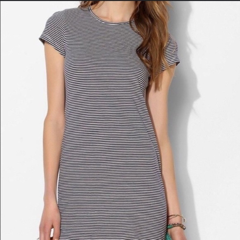 Super cute and cozy cap sleeve navy and white gap t-shirt dress size medium